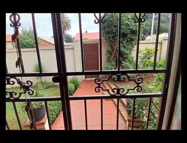 3 BEDROOM FREEHOLD FOR SALE IN ALBERTON NORTH
